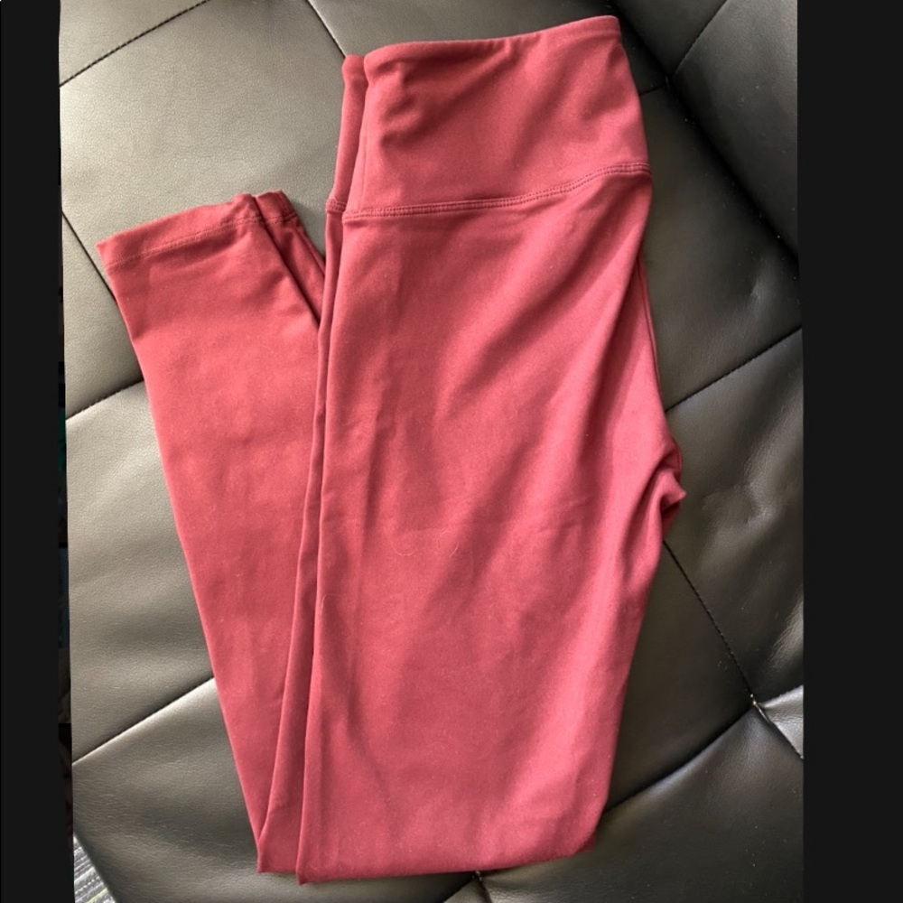 Maroon leggings!